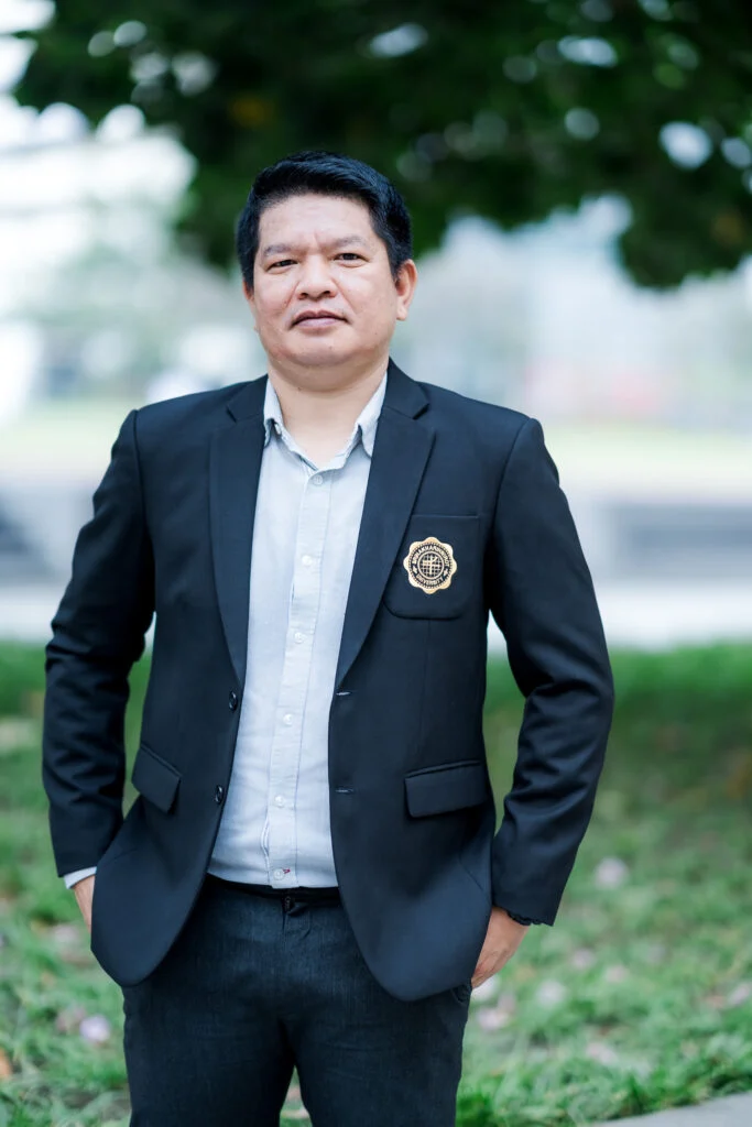นายสุรพงศ์ โคตรสูงเนิน – พนักงานบริการชำนาญงาน
